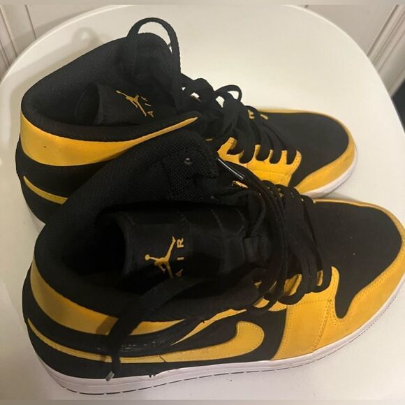 Nike Air Jordan 1 Mid Reverse New Love Size 8.5 554724-071 main image 12